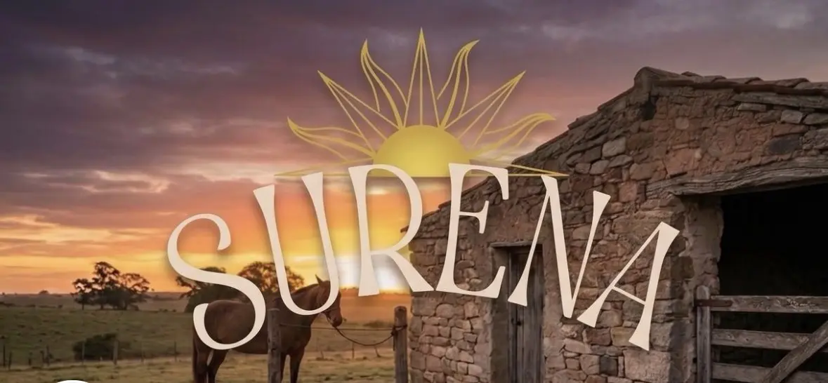 Surena: campo, caballo y construcción de piedra al atardecer